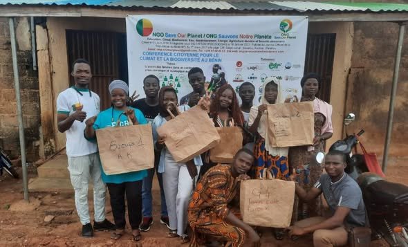 Ateliers Eco Fabrique : l&rsquo;ONG Save Our Planet forme des jeunes à la fabrication de sacs biodégradables à Parakou